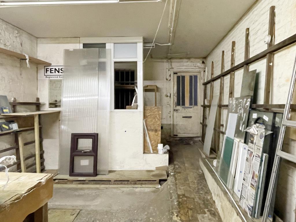 Lot: 15 - TOWN CENTRE WORKSHOP, OFFICE AND STORES WITH POTENTIAL -